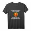 Unterschätze niemals einen alten Mann aus der DDR T-Shirt – Lustiges Ostdeutschland & Heimat Spruchshirt für Ossi & Ostdeutsche