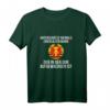 Unterschätze niemals einen alten Mann aus der DDR T-Shirt – Lustiges Ostdeutschland & Heimat Spruchshirt für Ossi & Ostdeutsche