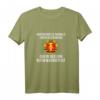 Unterschätze niemals einen alten Mann aus der DDR T-Shirt – Lustiges Ostdeutschland & Heimat Spruchshirt für Ossi & Ostdeutsche