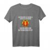 Unterschätze niemals einen alten Mann aus der DDR T-Shirt – Lustiges Ostdeutschland & Heimat Spruchshirt für Ossi & Ostdeutsche