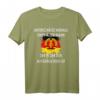 Unterschätze nie einen alten Mann der in DDR T-Shirt – Lustiges Ostdeutschland Geschenk mit Staatswappen für Papa, Bruder, Onkel & Ehemann