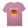 Unterschätze nie einen alten Mann der in DDR T-Shirt – Lustiges Ostdeutschland Geschenk mit Staatswappen für Papa, Bruder, Onkel & Ehemann