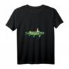Hecht Angler mit Angelrute Geschenk für Fischer – Perfektes T-Shirt für Raubfisch- und Meeresangler, Angelurlaub & Angelverein