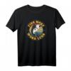 Lustiges Fisch-T-Shirt mit Fischmotiv „Fish More Work Less“ – Vintage Angelshirt, perfektes Geschenk für Papa, Opa & Angler, ideal zum Vatertag & Ruhestand