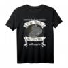 Angler Reicht mir die Rute ihr Narren der König will angeln T-Shirt – Lustiges Welsangler Design für Angelausflüge & Geburtstagsgeschenke