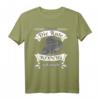 Angler Reicht mir die Rute ihr Narren der König will angeln T-Shirt – Lustiges Welsangler Design für Angelausflüge & Geburtstagsgeschenke