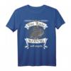 Angler Reicht mir die Rute ihr Narren der König will angeln T-Shirt – Lustiges Welsangler Design für Angelausflüge & Geburtstagsgeschenke