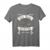 Angler Reicht mir die Rute ihr Narren der König will angeln T-Shirt – Lustiges Welsangler Design für Angelausflüge & Geburtstagsgeschenke