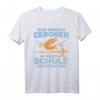 Zum Angeln geboren zur Schule gezwungen T-Shirt - Lustiges Angler Spruch für Schüler, Geburtstag & Weihnachten Geschenkidee