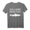 Herren Ich Liebe Es Wenn Meine Frau Mich Angeln Lässt Design T-Shirt – Lustiges Angelgeschenk für Vater, Opa, Bruder & Mann zum Geburtstag & Weihnachten