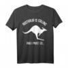 Australia is calling and I must go Känguru Australien Spruch T-Shirt – Lustiges Geschenk für Australien-Fans, Backpacker & Reisebegeisterte