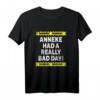 Warning Anneke Had A Really Bad Day T-Shirt – Personalisiertes lustiges Geschenk für Mädchen mit Warnband und Namen