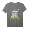 Warning Anneke Had A Really Bad Day T-Shirt – Personalisiertes lustiges Geschenk für Mädchen mit Warnband und Namen