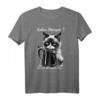 Lustiges Katzen Kaffee T-Shirt mit Spruch 'Guten Morgen ganz dünnes Eis...' – Humorvolles Geschenk für Morgenmuffel, Schichtarbeiter und Katzenliebhaber