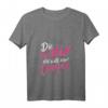 Damen T-Shirt 'Die tut nix, die will nur Campen' – Lustiges Camper & Camping Geschenk mit V-Ausschnitt für Outdoor- und Campingfans