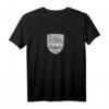 Dolomiten Drei Zinnen Berg Ski Wappen T-Shirt – Handgezeichnetes Alpenmotiv mit italienischer Flagge, Schneeflocke & Distressed Look für Bergliebhaber