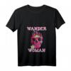 Wander Woman Bergsteiger T-Shirt für Damen mit Totenkopf & V-Ausschnitt – Lustiges Outift für Bergliebhaberinnen & Gipfelstürmerinnen, perfekt als Geschenk zum Muttertag, Weihnachten & Geburtstag