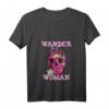 Wander Woman Bergsteiger T-Shirt für Damen mit Totenkopf & V-Ausschnitt – Lustiges Outift für Bergliebhaberinnen & Gipfelstürmerinnen, perfekt als Geschenk zum Muttertag, Weihnachten & Geburtstag