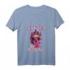 Wander Woman Bergsteiger T-Shirt für Damen mit Totenkopf & V-Ausschnitt – Lustiges Outift für Bergliebhaberinnen & Gipfelstürmerinnen, perfekt als Geschenk zum Muttertag, Weihnachten & Geburtstag