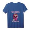 Wander Woman Bergsteiger T-Shirt für Damen mit Totenkopf & V-Ausschnitt – Lustiges Outift für Bergliebhaberinnen & Gipfelstürmerinnen, perfekt als Geschenk zum Muttertag, Weihnachten & Geburtstag