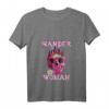 Wander Woman Bergsteiger T-Shirt für Damen mit Totenkopf & V-Ausschnitt – Lustiges Outift für Bergliebhaberinnen & Gipfelstürmerinnen, perfekt als Geschenk zum Muttertag, Weihnachten & Geburtstag