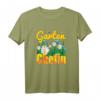 Vintage Gartenchefin T-Shirt mit Blumenwiese und Bienen - Perfekt für Hobbygärtnerinnen und Pflanzenliebhaberinnen im Frühling und Sommer
