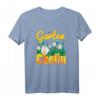 Vintage Gartenchefin T-Shirt mit Blumenwiese und Bienen - Perfekt für Hobbygärtnerinnen und Pflanzenliebhaberinnen im Frühling und Sommer