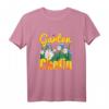 Vintage Gartenchefin T-Shirt mit Blumenwiese und Bienen - Perfekt für Hobbygärtnerinnen und Pflanzenliebhaberinnen im Frühling und Sommer