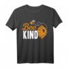 BEE KIND Retro Imker T-Shirt - Witziges Bienen Wortspiel für Honigliebhaber, Imker & Naturliebhaber, Perfektes Geschenk zu Weihnachten, Vatertag, Muttertag & Geburtstag