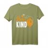 BEE KIND Retro Imker T-Shirt - Witziges Bienen Wortspiel für Honigliebhaber, Imker & Naturliebhaber, Perfektes Geschenk zu Weihnachten, Vatertag, Muttertag & Geburtstag