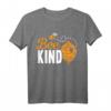 BEE KIND Retro Imker T-Shirt - Witziges Bienen Wortspiel für Honigliebhaber, Imker & Naturliebhaber, Perfektes Geschenk zu Weihnachten, Vatertag, Muttertag & Geburtstag