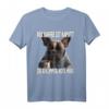 Französische Bulldogge T-Shirt mit Spruch 'Der Kaffee ist kaputt ich bin immer noch müde' – Lustiges Design für Kaffeeliebhaber und Frenchie-Fans