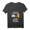 Damen T-Shirt mit V-Ausschnitt: Ich bin eine einfache Frau, mag Camping und Bier – Perfekt als Geschenk für Camping- und Bierliebhaberinnen