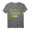 Glückliches Camping Kind T-Shirt für Kinder mit Camper Motiv – Perfekt für Campingurlaub, Zelt und Wohnwagen