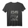 Damen Camping T-Shirt mit V-Ausschnitt - Some Girls go Camping and drink too much, perfektes Outfit für Campingurlaub & Naturfans