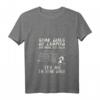 Damen Camping T-Shirt mit V-Ausschnitt - Some Girls go Camping and drink too much, perfektes Outfit für Campingurlaub & Naturfans