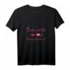 Damen CAMPING UND WEIN LÄSST MICH GLÜCKLICH SEIN T-Shirt mit V-Ausschnitt – Perfektes Geschenk für Camping- und Weinliebhaberinnen