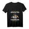 Damen Camping und Wein T-Shirt mit V-Ausschnitt – Lustiges Geschenk für Frauen, die Natur und Wein lieben