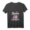 Damen Queen Of The Camper Camping T-Shirt mit V-Ausschnitt – Lustiges Outdoor Shirt für Camping, Wohnmobil & Naturfreunde