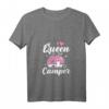 Damen Queen Of The Camper Camping T-Shirt mit V-Ausschnitt – Lustiges Outdoor Shirt für Camping, Wohnmobil & Naturfreunde