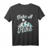 Lustiges Take A Hike Wandern Camping Design T-Shirt – Perfektes Geschenk für Bergsteiger, Natur- und Outdoor-Liebhaber