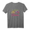 Damen Camping T-Shirt - Ich bin eine einfache Frau mit Wein, Hund und Camper - Perfektes Geschenk für Campingliebhaberinnen
