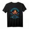 Camping Is The Answer Lagerfeuer Grillen Urlaub T-Shirt – Perfektes Geschenk für Camper, Outdoor-Fans & Naturliebhaber zum Geburtstag, Weihnachten & Ruhestand