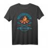 Camping Is The Answer Lagerfeuer Grillen Urlaub T-Shirt – Perfektes Geschenk für Camper, Outdoor-Fans & Naturliebhaber zum Geburtstag, Weihnachten & Ruhestand