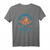 Camping Is The Answer Lagerfeuer Grillen Urlaub T-Shirt – Perfektes Geschenk für Camper, Outdoor-Fans & Naturliebhaber zum Geburtstag, Weihnachten & Ruhestand