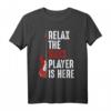 Relax The Bass Player Is Here Bass Gitarre Musiker Lustiges T-Shirt – Perfektes Geschenk für Bassisten, Musiker & Musikliebhaber