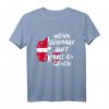 Dänemark Urlaub T-Shirt mit Dänischer Flagge – Klassisch geschnitten, doppelt genähter Saum, perfekt für Dänemark Fans und Reisen