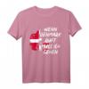 Dänemark Urlaub T-Shirt mit Dänischer Flagge – Klassisch geschnitten, doppelt genähter Saum, perfekt für Dänemark Fans und Reisen