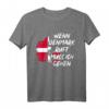 Dänemark Urlaub T-Shirt mit Dänischer Flagge – Klassisch geschnitten, doppelt genähter Saum, perfekt für Dänemark Fans und Reisen