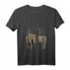 Elefanten mit Bäumen auf Safari in Kenia / Afrika T-Shirt - Farbenfrohes Wildtiere Motiv für Afrika-Fans und Naturliebhaber